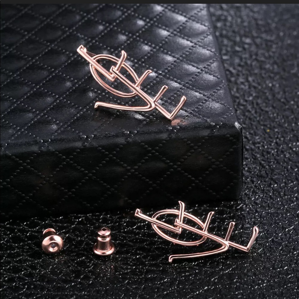 New Women’s Rose Gold Love Earrings - Picture 5 of 8